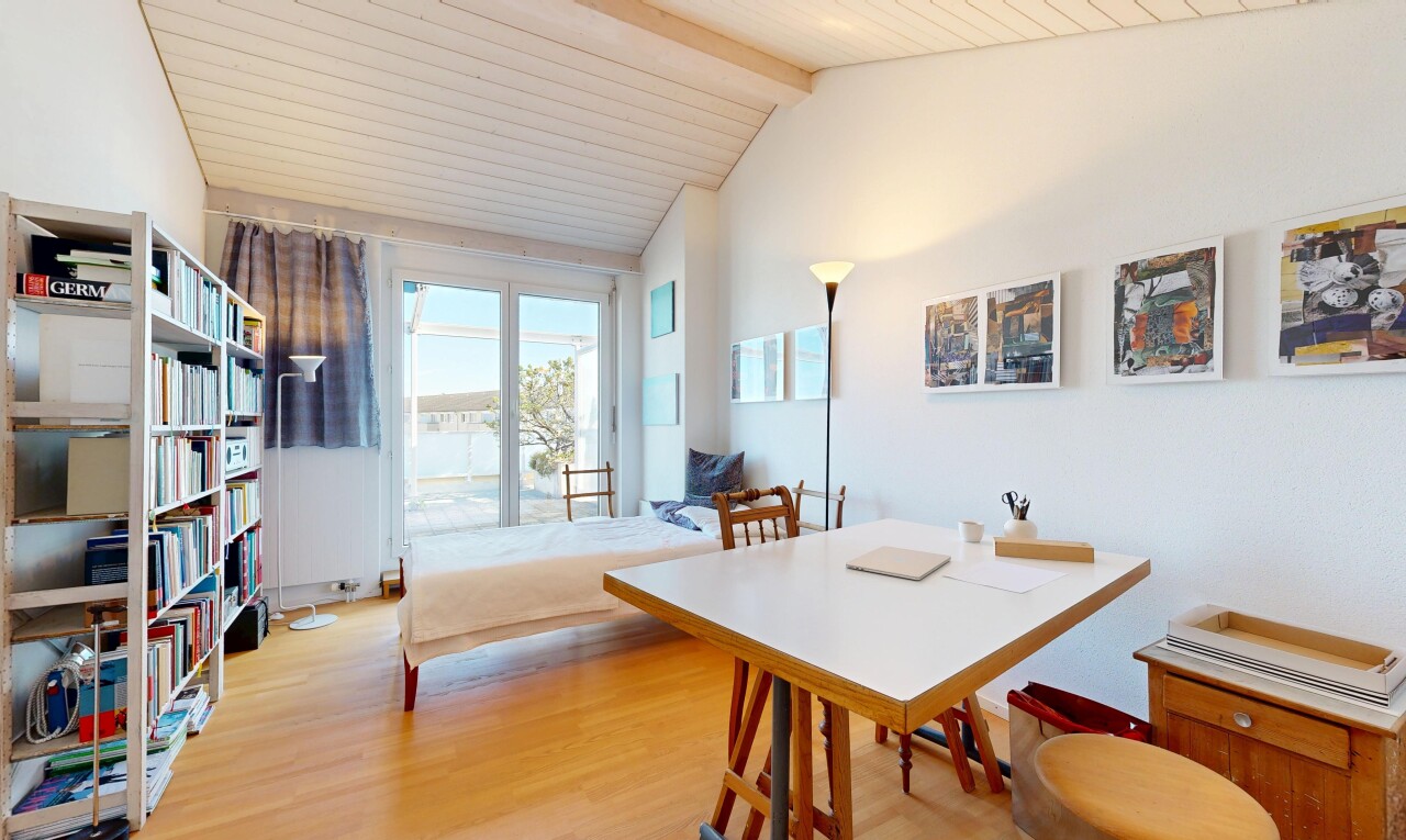 salle à manger avec day time, lumière naturelle, natural light, inside property, et sol en finition bois
