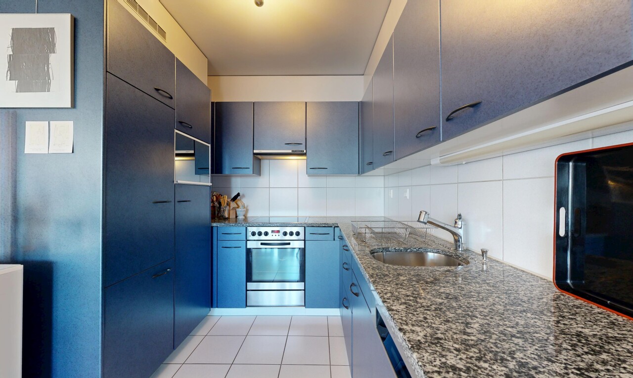 cuisine avec stone countertops, plans de travail en pierre, four, inside property, et light floor