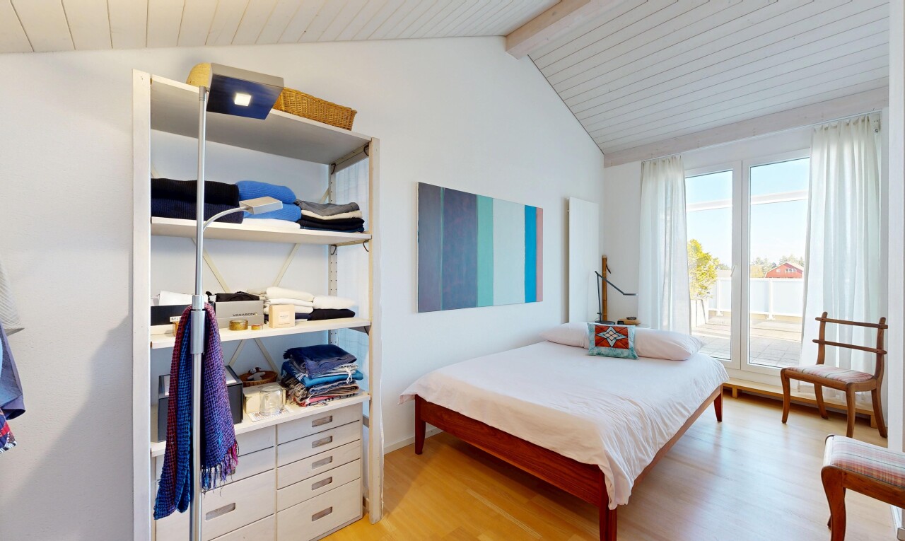 chambre avec sol en finition bois, wood finish floor, inside property, lumière naturelle, et natural light