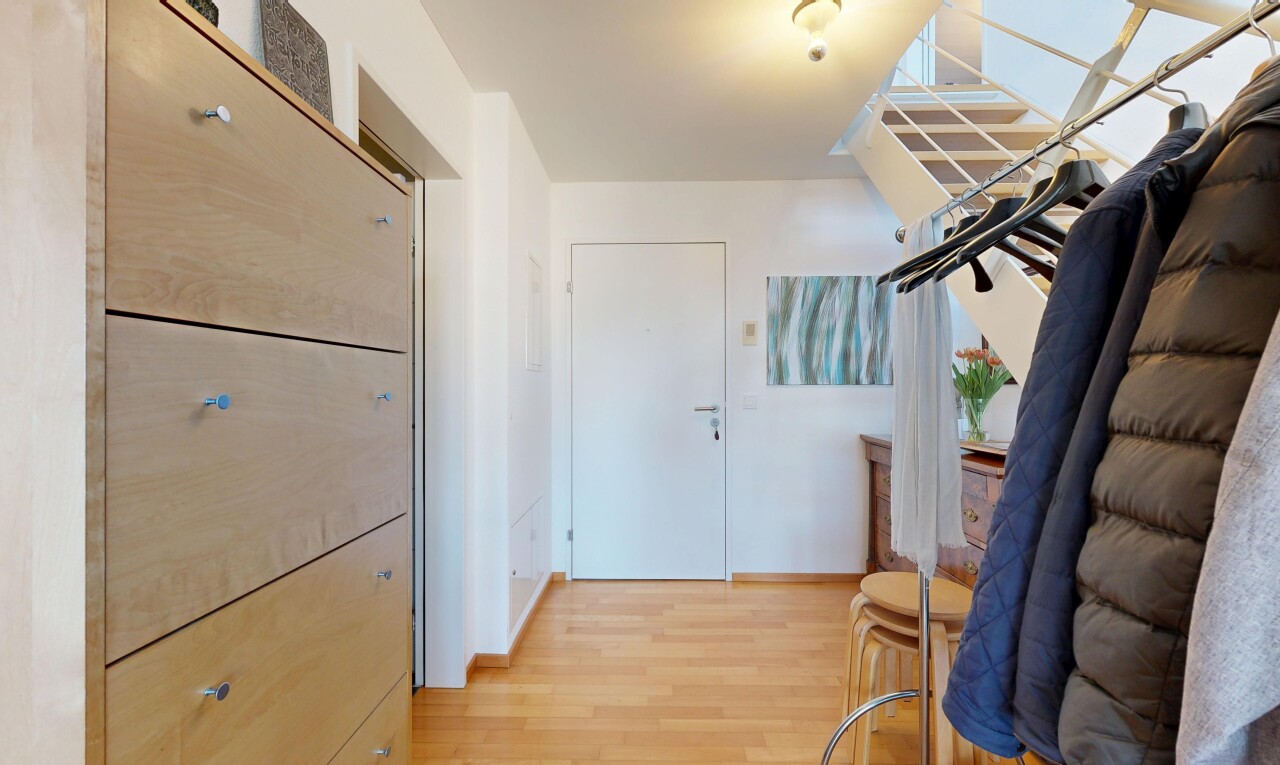 couloir avec drywall, cloison sèche, wood finish floor, sol en finition bois, et inside property