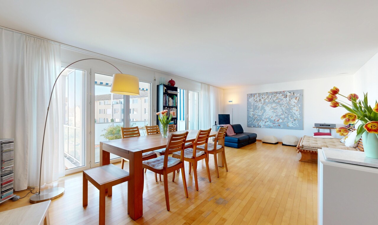 salon / salle à manger avec inside property, sol en finition bois, wood finish floor, lumière naturelle, et natural light