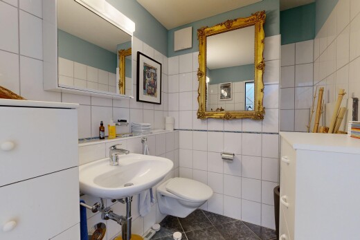 bad mit tile wall, fliesenwand, toilette, inside property, und dark floor