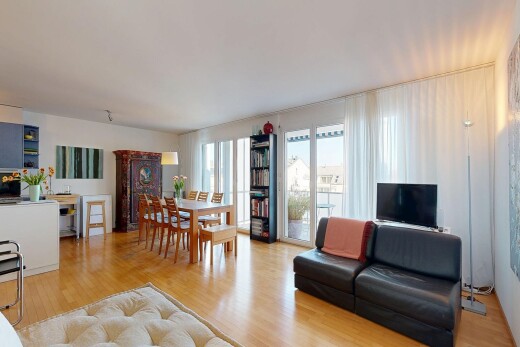 wohn- / esszimmer mit holzfußboden, wood finish floor, inside property, fernseher, und natürliches licht