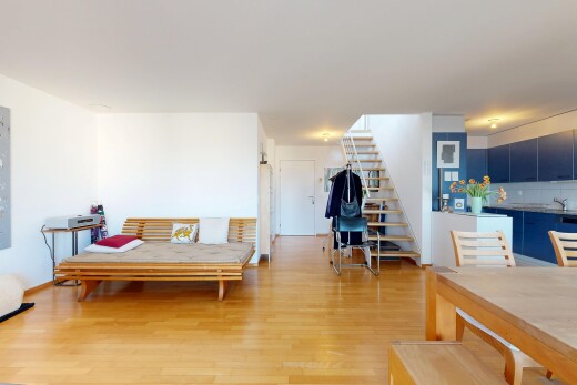 wohn- / esszimmer mit holzfußboden, wood finish floor, treppen, inside property, und gipskartonwand