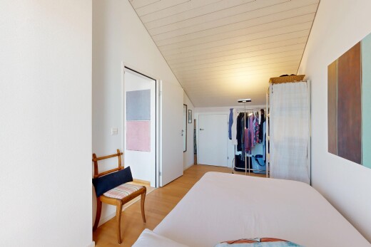 zimmer / schlafzimmer mit holzfußboden, wood finish floor, inside property, gipskartonwand, und drywall