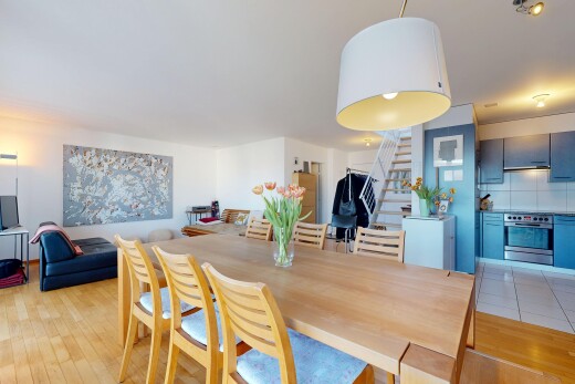 wohn- / esszimmer mit treppen, drywall, gipskartonwand, inside property, und fernseher