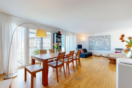 wohn- / esszimmer mit inside property, holzfußboden, wood finish floor, natürliches licht, und natural light