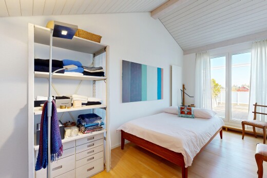 zimmer / schlafzimmer mit holzfußboden, wood finish floor, inside property, natürliches licht, und natural light