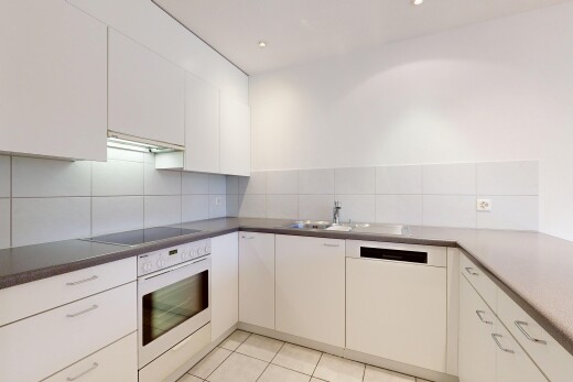 küche mit weiße schränke, fliesenboden, tile floor, ofen, und küchenrückwand beim herd