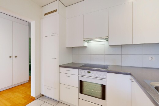 küche mit ofen, weiße schränke, inside property, küchenrückwand beim herd, und küchenrückwand beim Herd