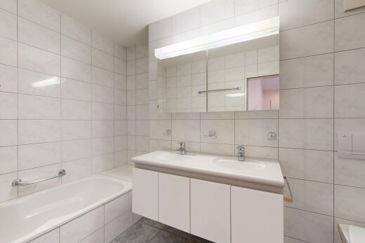 bad mit fliesenwand, tile wall, komplettes badezimmer, doppelwaschtisch, und spiegel