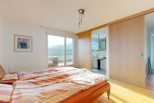 schlafzimmer mit natürlichen licht- und holzböden