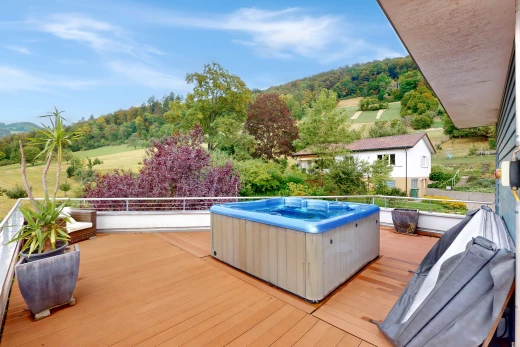 außenraum mit einem whirlpool und einem balkon
