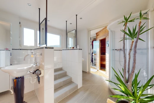 badezimmer mit natürlichen licht, waschbecken und spiegel