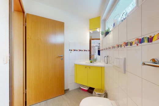 halbbad mit fliesenböden, spiegel, toilette und waschtisch