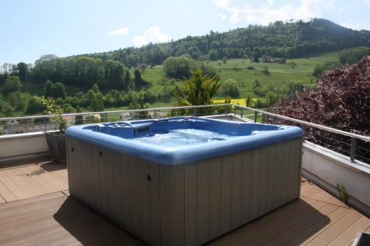 deck mit einem whirlpool
