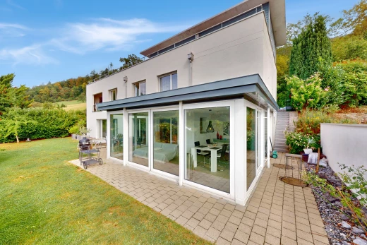 blick auf das grundstück mit einer terrasse und einem hof