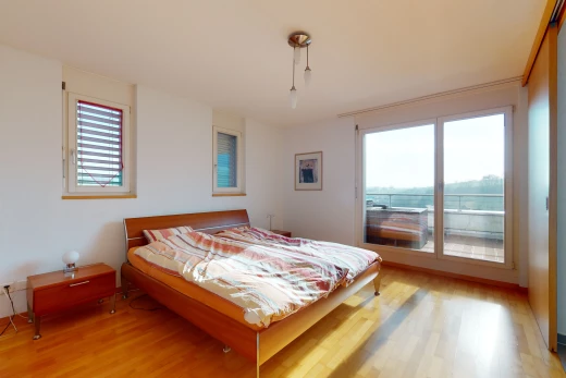 hartholzbodenschlafzimmer mit natürliches licht