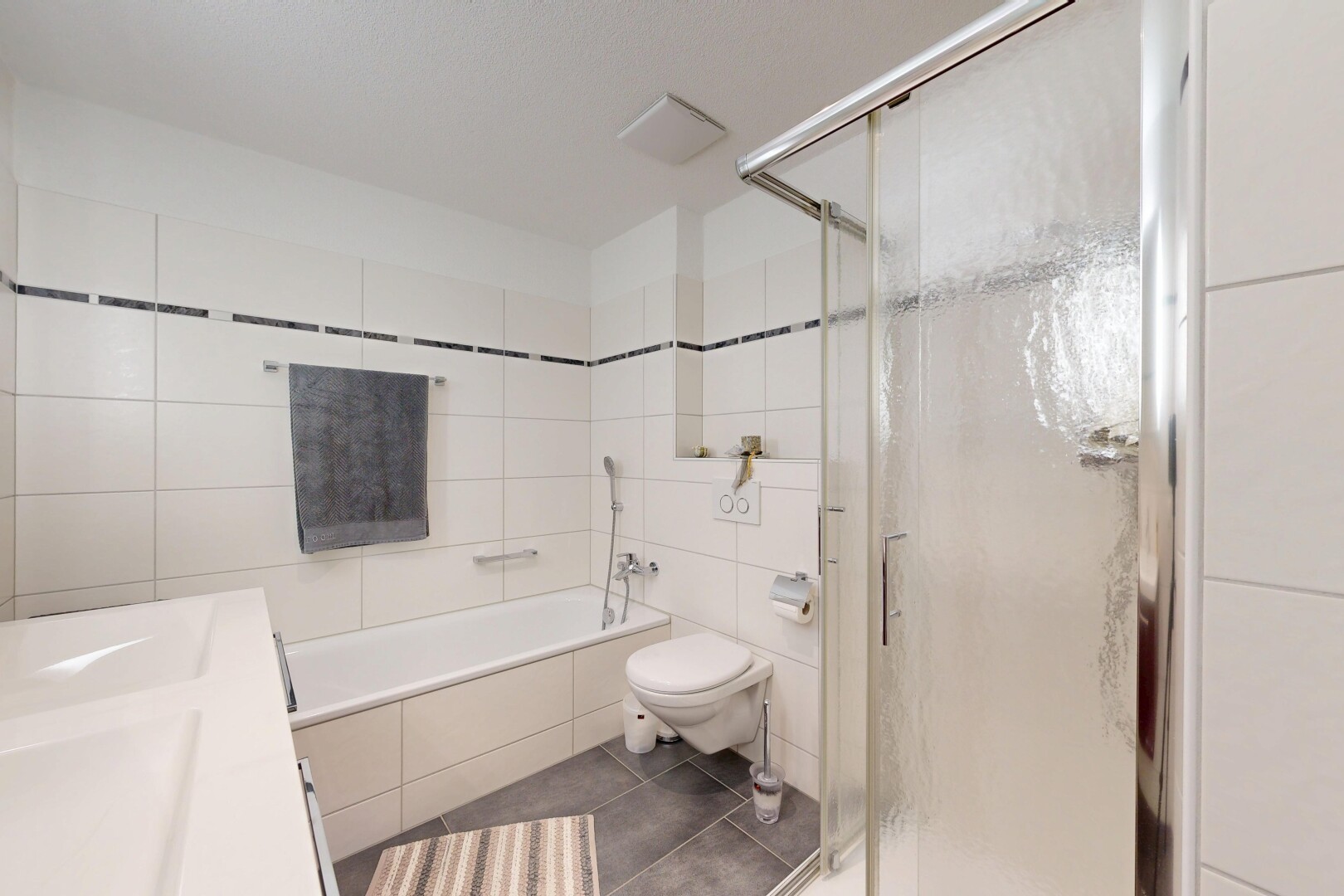 bad mit komplettes badezimmer, dusche, tile wall, fliesenwand, und schminktisch