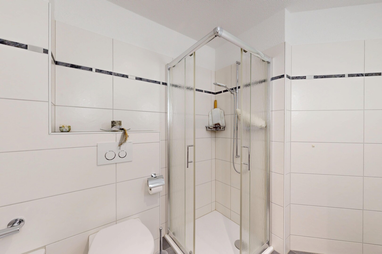 bad mit komplettes badezimmer, dusche, tile wall, fliesenwand, und inside property