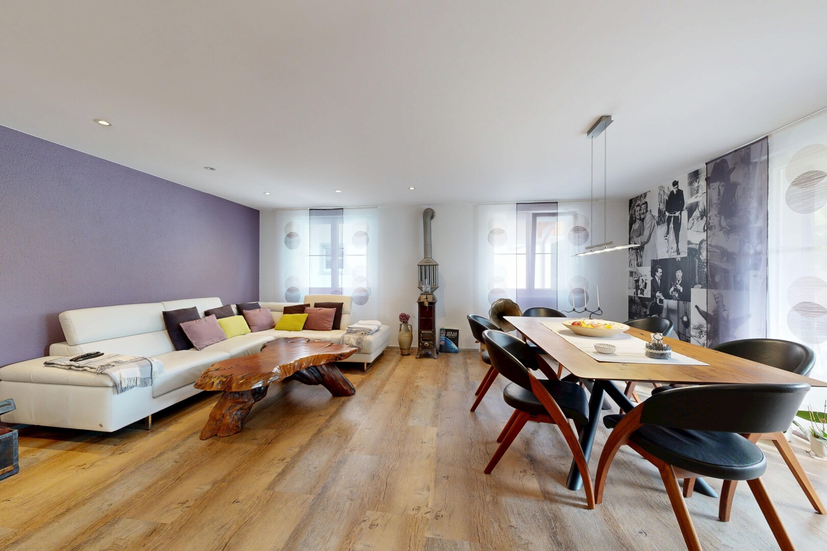 wohn- / esszimmer mit wood finish floor, holzfußboden, drywall, gipskartonwand, und inside property