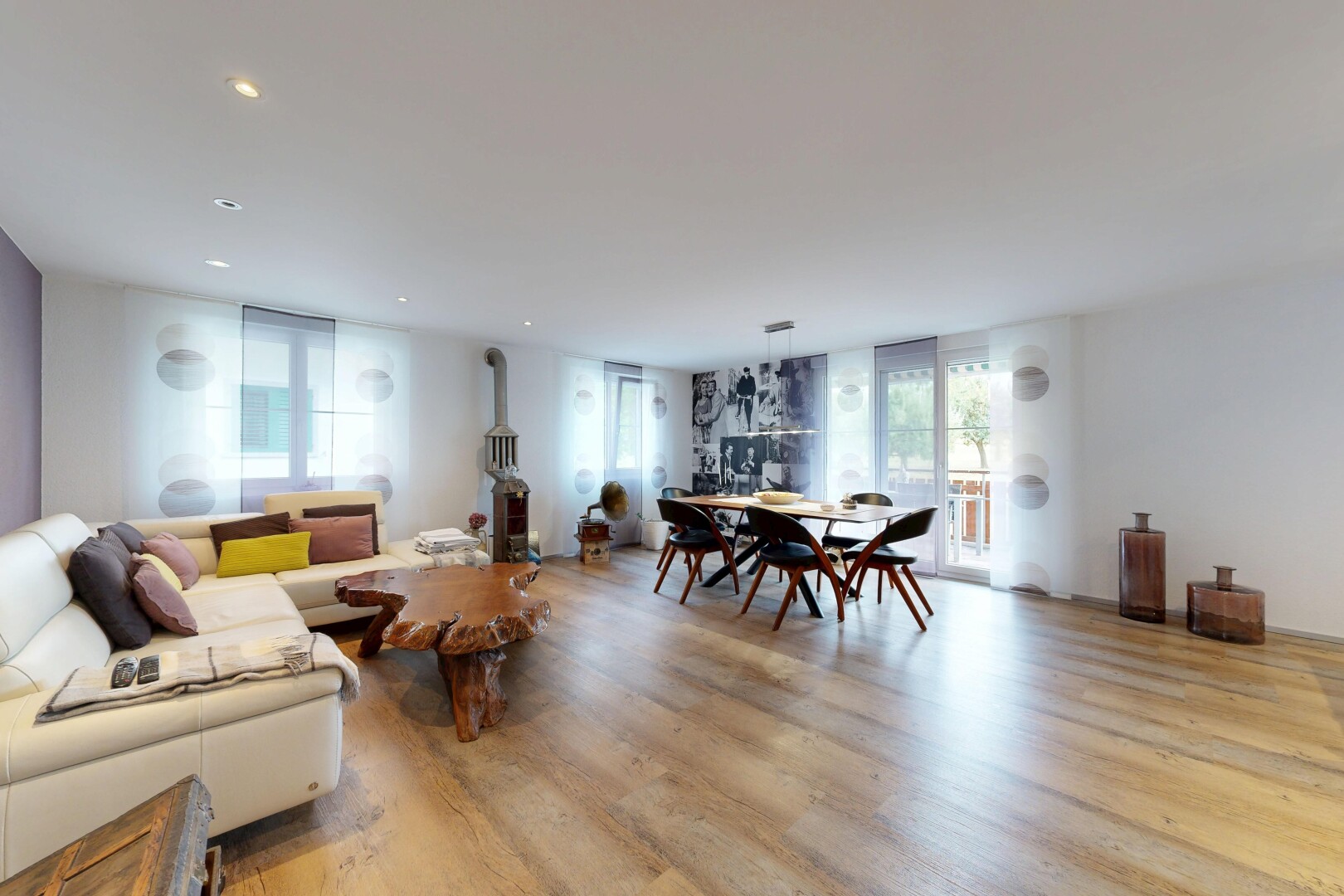 wohn- / esszimmer mit wood finish floor, holzfußboden, drywall, gipskartonwand, und inside property