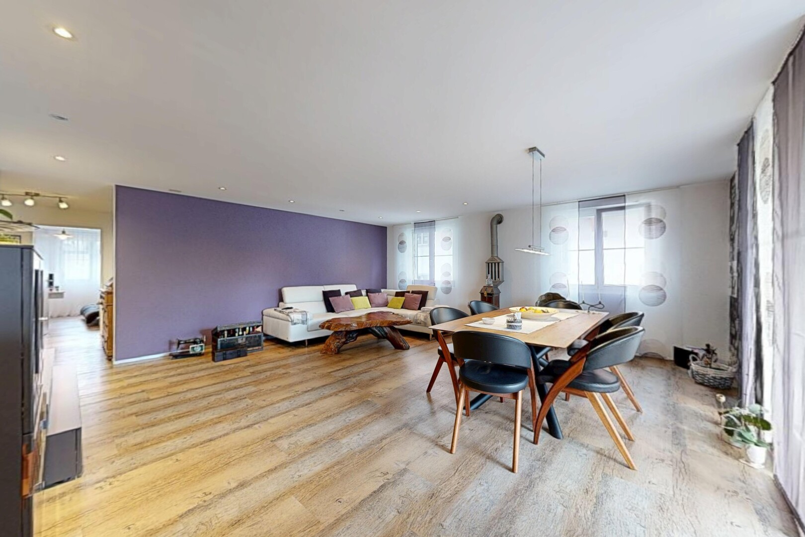 wohn- / esszimmer mit holzfußboden, wood finish floor, deckenbeleuchtung, gipskartonwand, und drywall