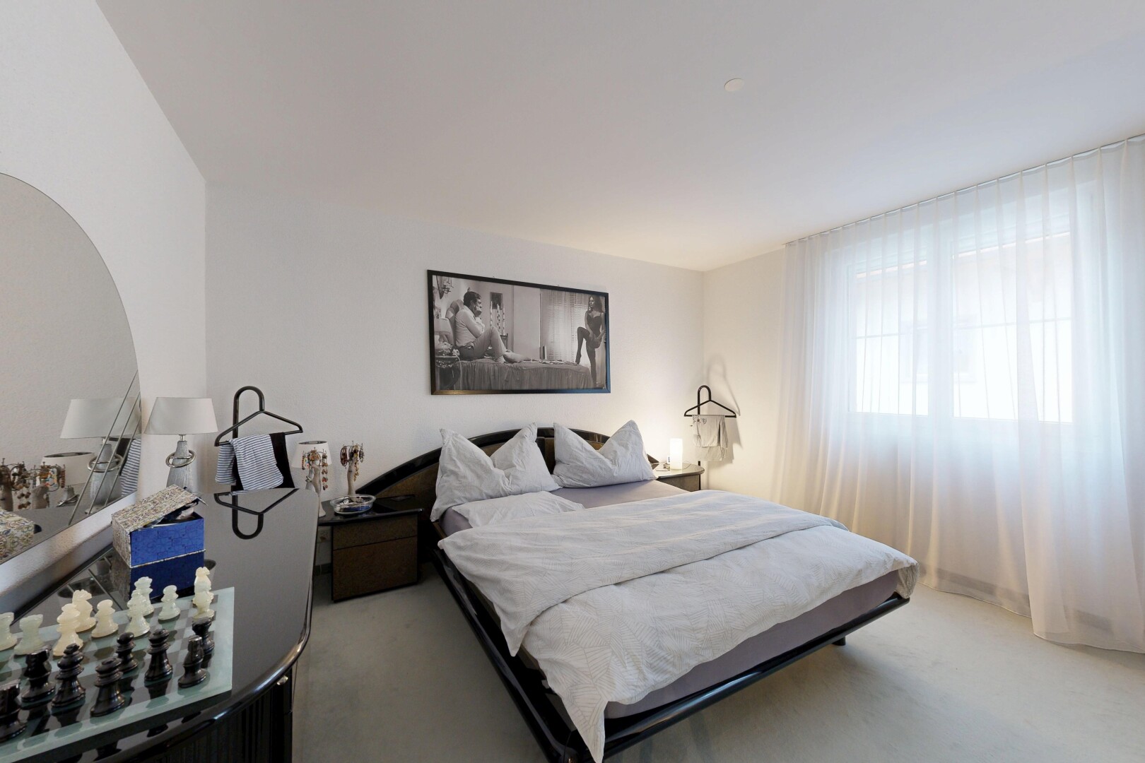 zimmer / schlafzimmer mit gipskartonwand, drywall, natürliches licht, inside property, und teppich