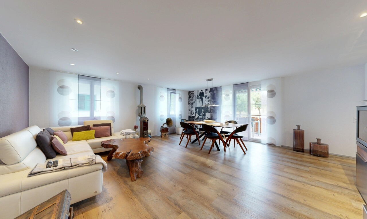 wohn- / esszimmer mit wood finish floor, holzfußboden, drywall, gipskartonwand, und inside property