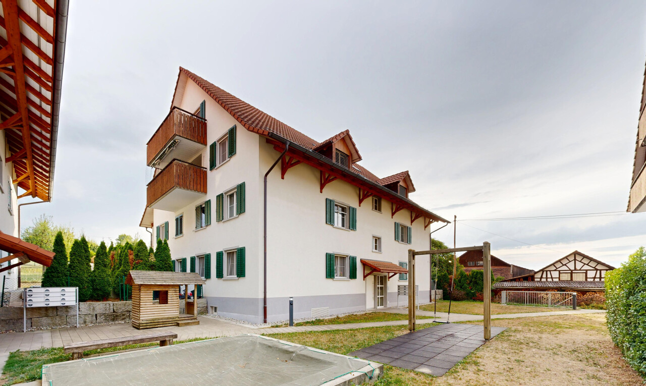 außenansicht mit stuckverkleidung, overcast, rasen, dachgaube, und markise