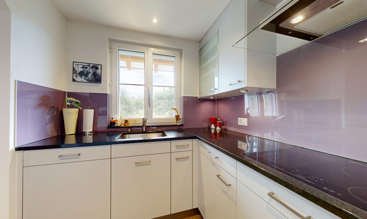 küche mit dark countertops, waschbecken, white cabinets, weiße schränke, und herd