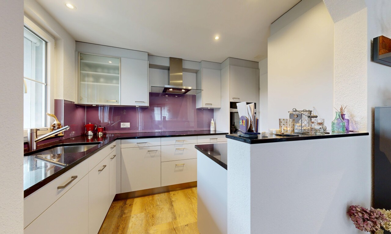 küche mit dunstabzugshaube, dark countertops, light floor, waschbecken, und wood finish floor