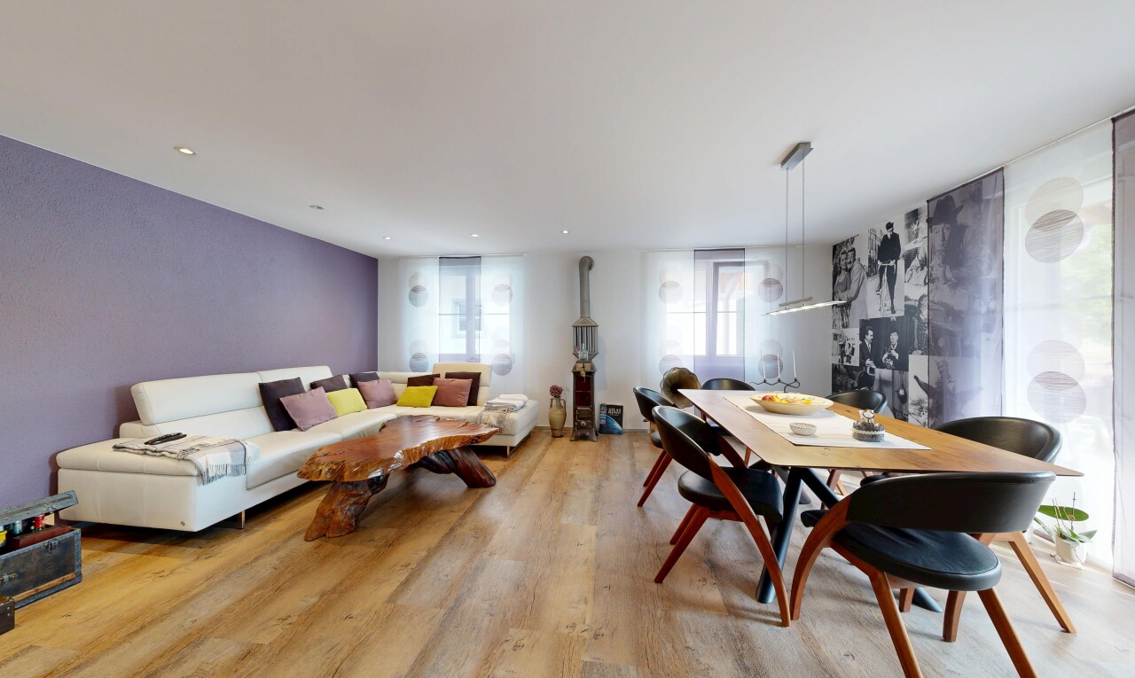 wohn- / esszimmer mit wood finish floor, holzfußboden, drywall, gipskartonwand, und inside property