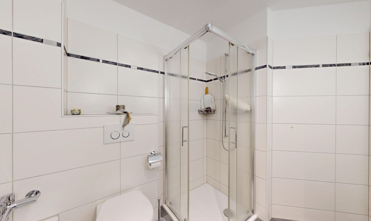 bad mit komplettes badezimmer, dusche, tile wall, fliesenwand, und inside property
