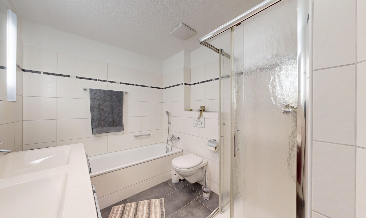 bad mit komplettes badezimmer, dusche, tile wall, fliesenwand, und schminktisch
