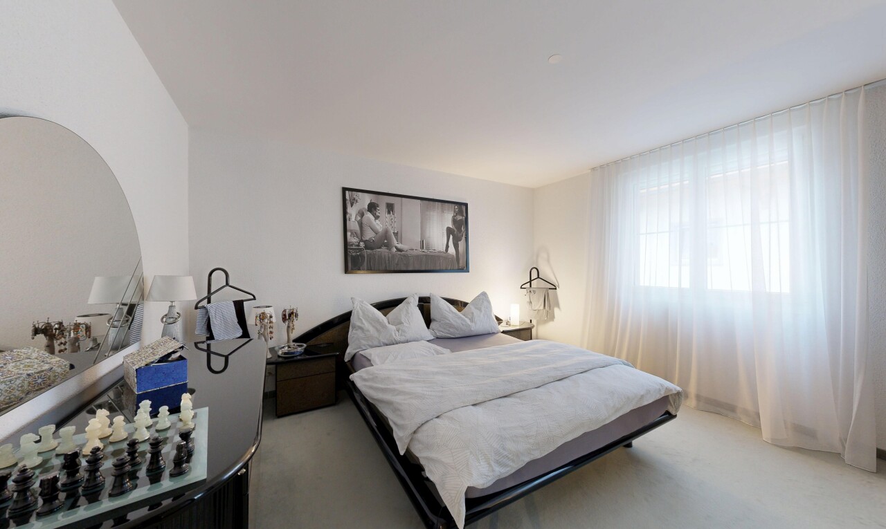 zimmer / schlafzimmer mit gipskartonwand, drywall, natürliches licht, inside property, und teppich