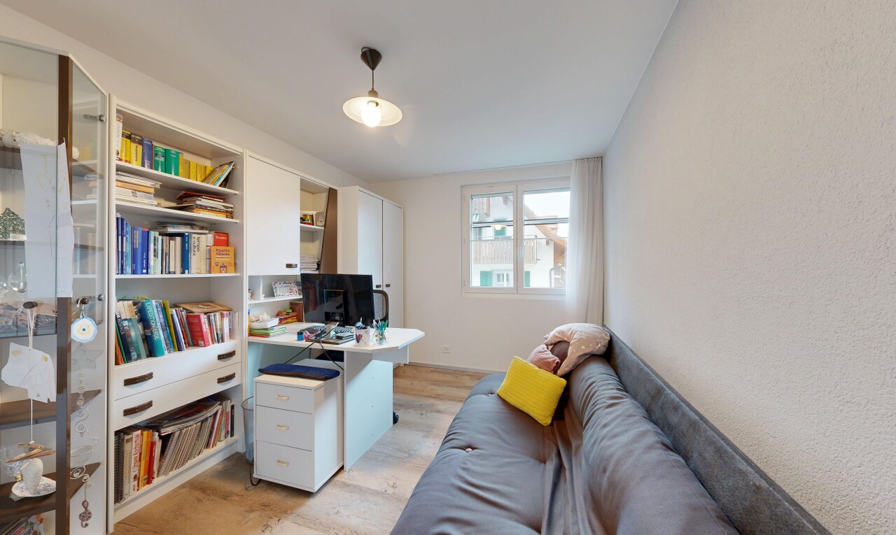 büro mit fernseher, wood finish floor, holzfußboden, light floor, und natürliches licht