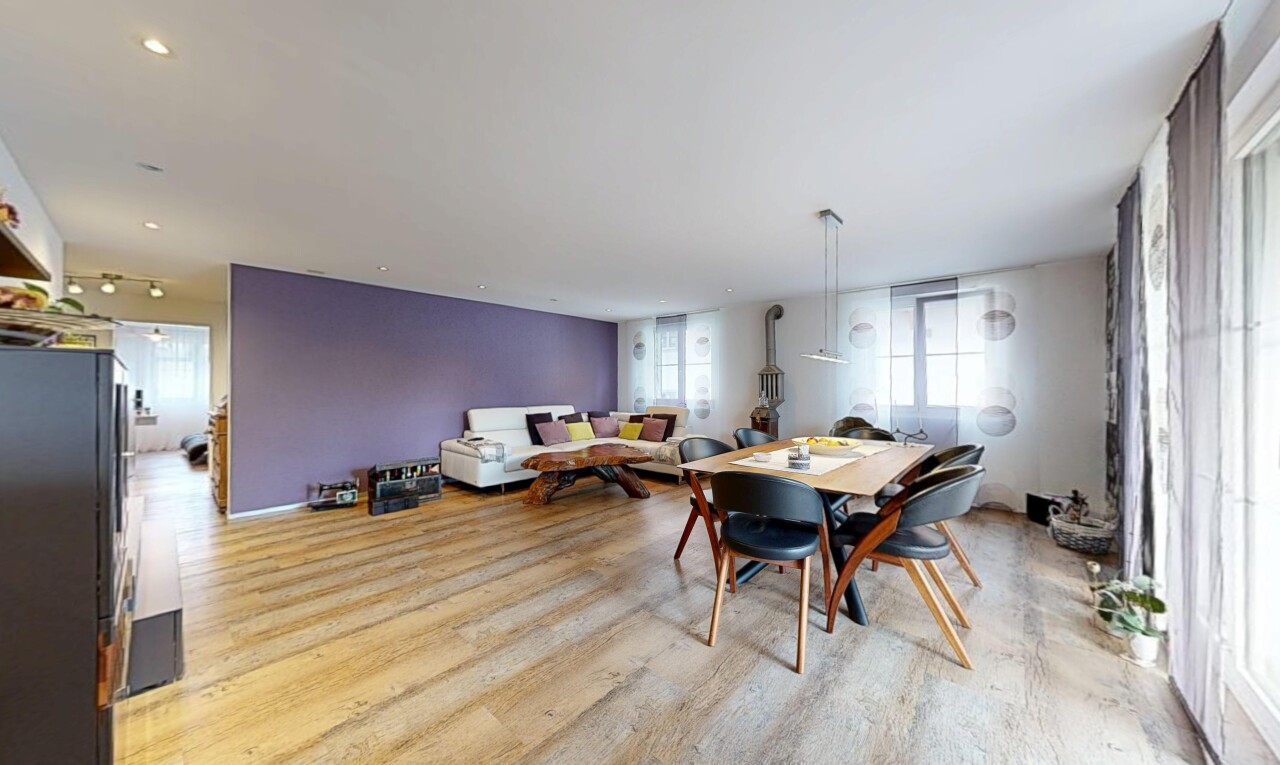 wohn- / esszimmer mit holzfußboden, wood finish floor, deckenbeleuchtung, gipskartonwand, und drywall