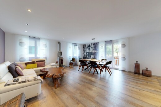 wohn- / esszimmer mit wood finish floor, holzfußboden, drywall, gipskartonwand, und inside property
