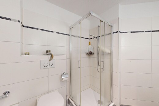 bad mit komplettes badezimmer, dusche, tile wall, fliesenwand, und inside property