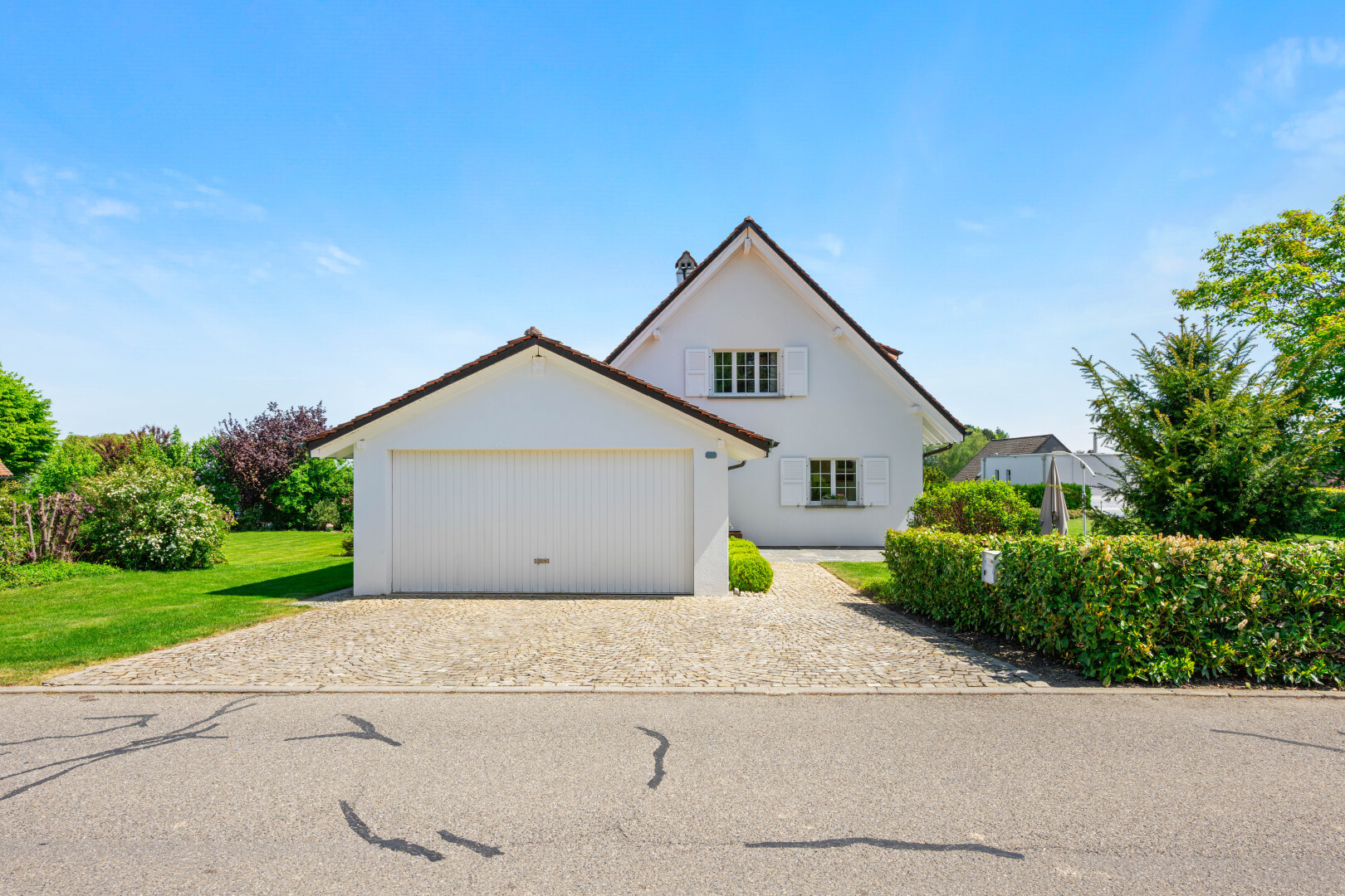 outdoor house featuring driveway, stucco siding, and a garage