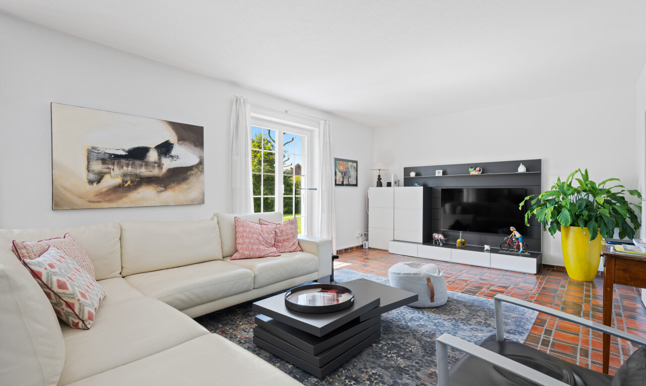 salon avec natural light, lumière naturelle, drywall, cloison sèche, et inside property