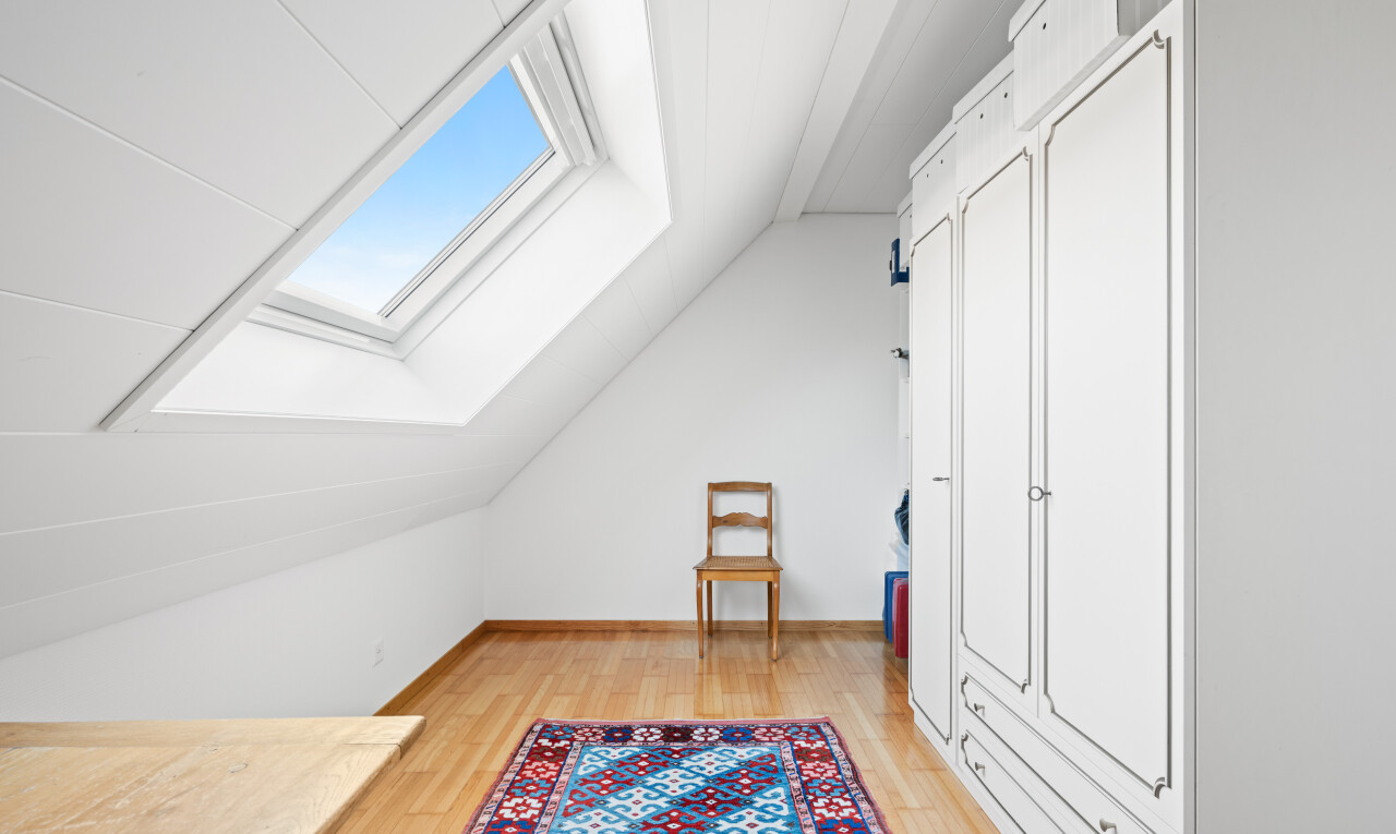 pièce vide avec pièce supplémentaire, light floor, low ceiling, plafond bas, et wood finish floor