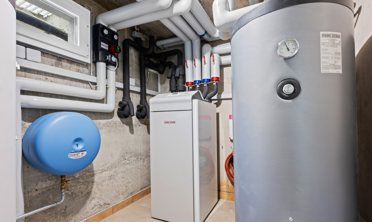 buanderie avec chauffe-eau, inside property, et light floor