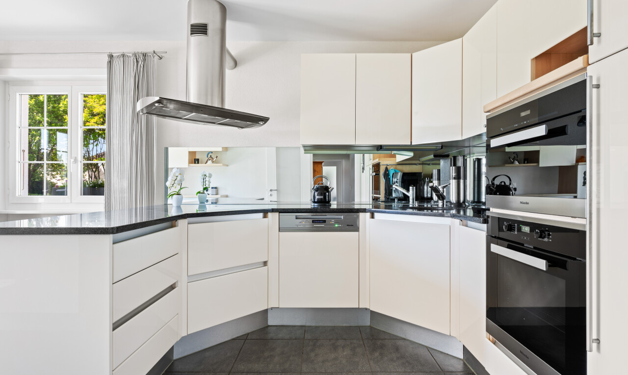 cuisine avec hotte, dark floor, armoires blanches, white cabinets, et inside property