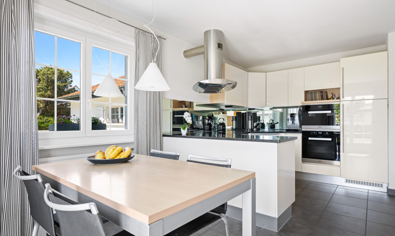 cuisine avec dark countertops, plans de travail, hotte, dark floor, et inside property