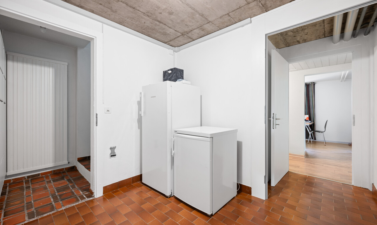 pièce vide avec inside property, dark floor, drywall, cloison sèche, et concrete ceiling