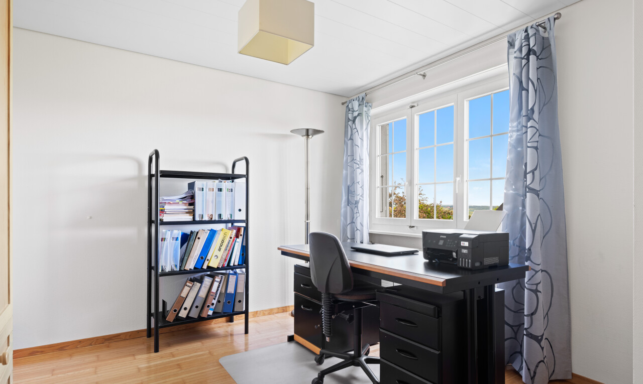 bureau avec day time, espace bureau, wood finish floor, sol en finition bois, et inside property