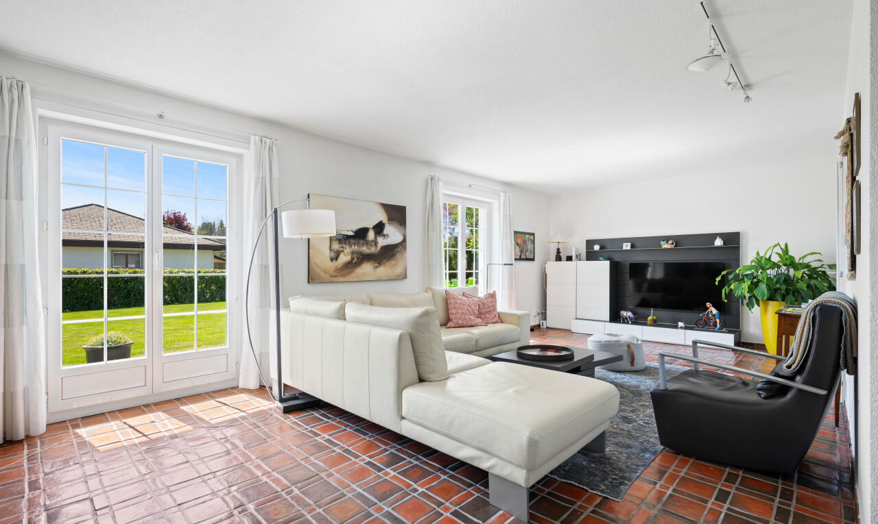 salon avec day time, inside property, natural light, lumière naturelle, et track lighting