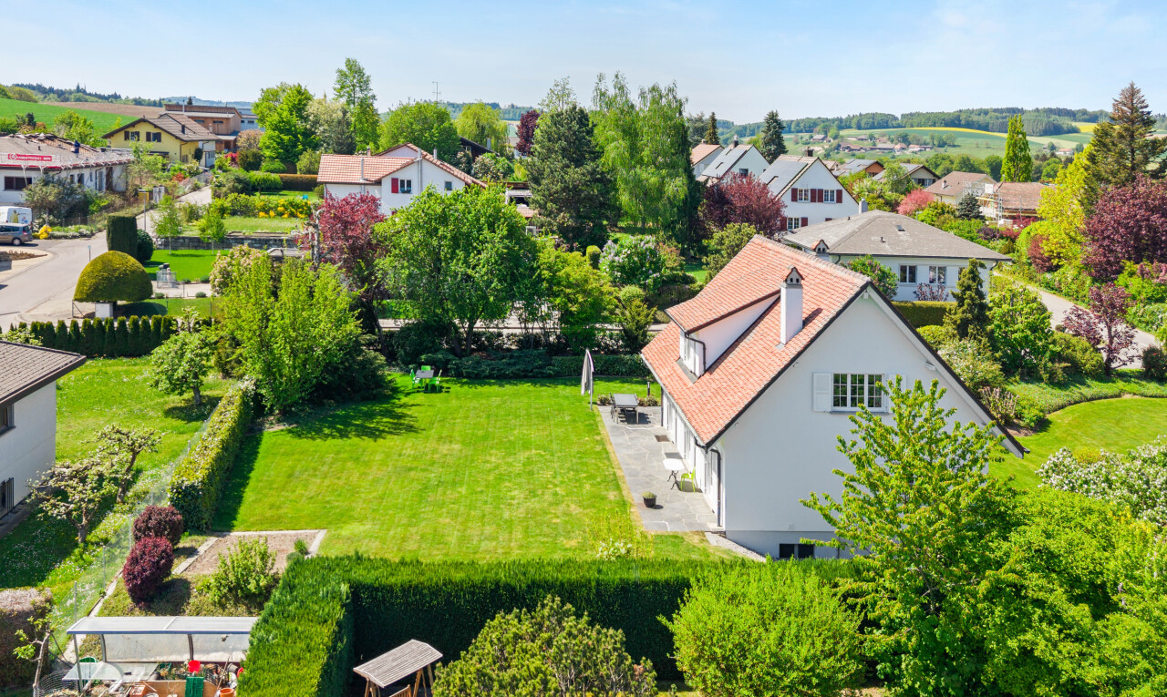 jardin avec residential view, vue résidentielle, day time, et pelouse